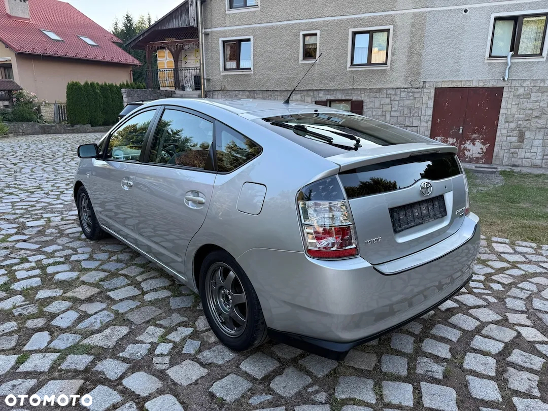 Toyota Prius (Hybrid) - 26