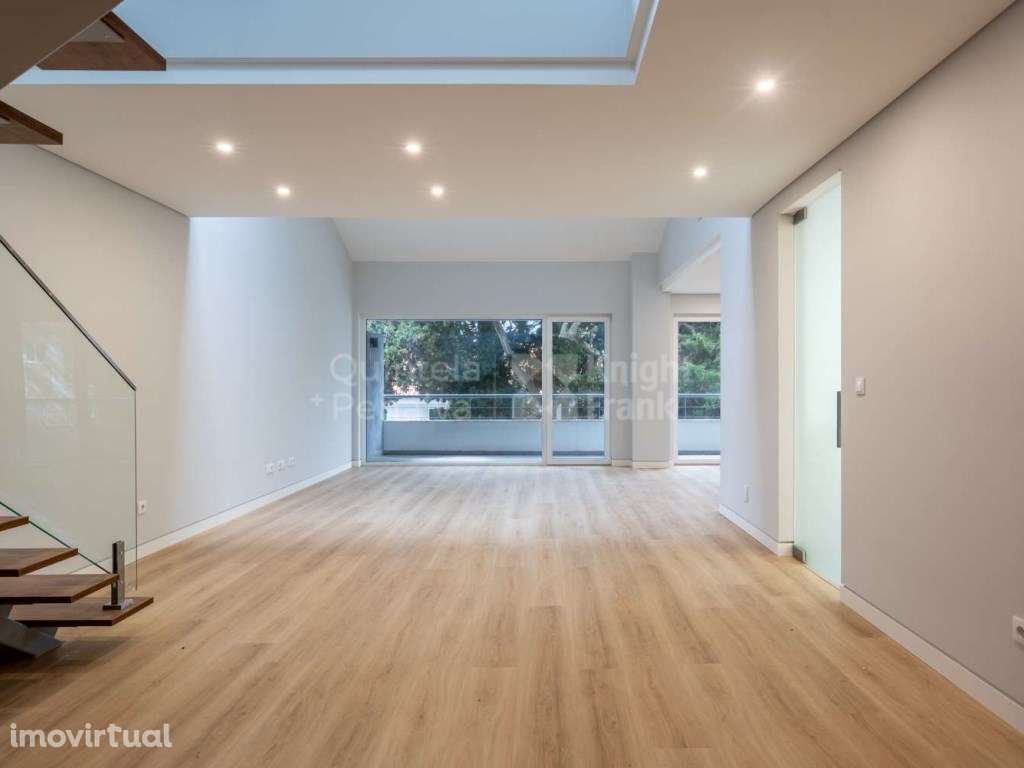 Apartamento T3+1 com varandas e estacionamento em Carcavelos - Grande imagem: 2/37