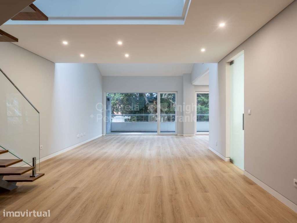 Apartamento T3+1 com varandas e estacionamento em Carcavelos - Grande imagem: 2/37