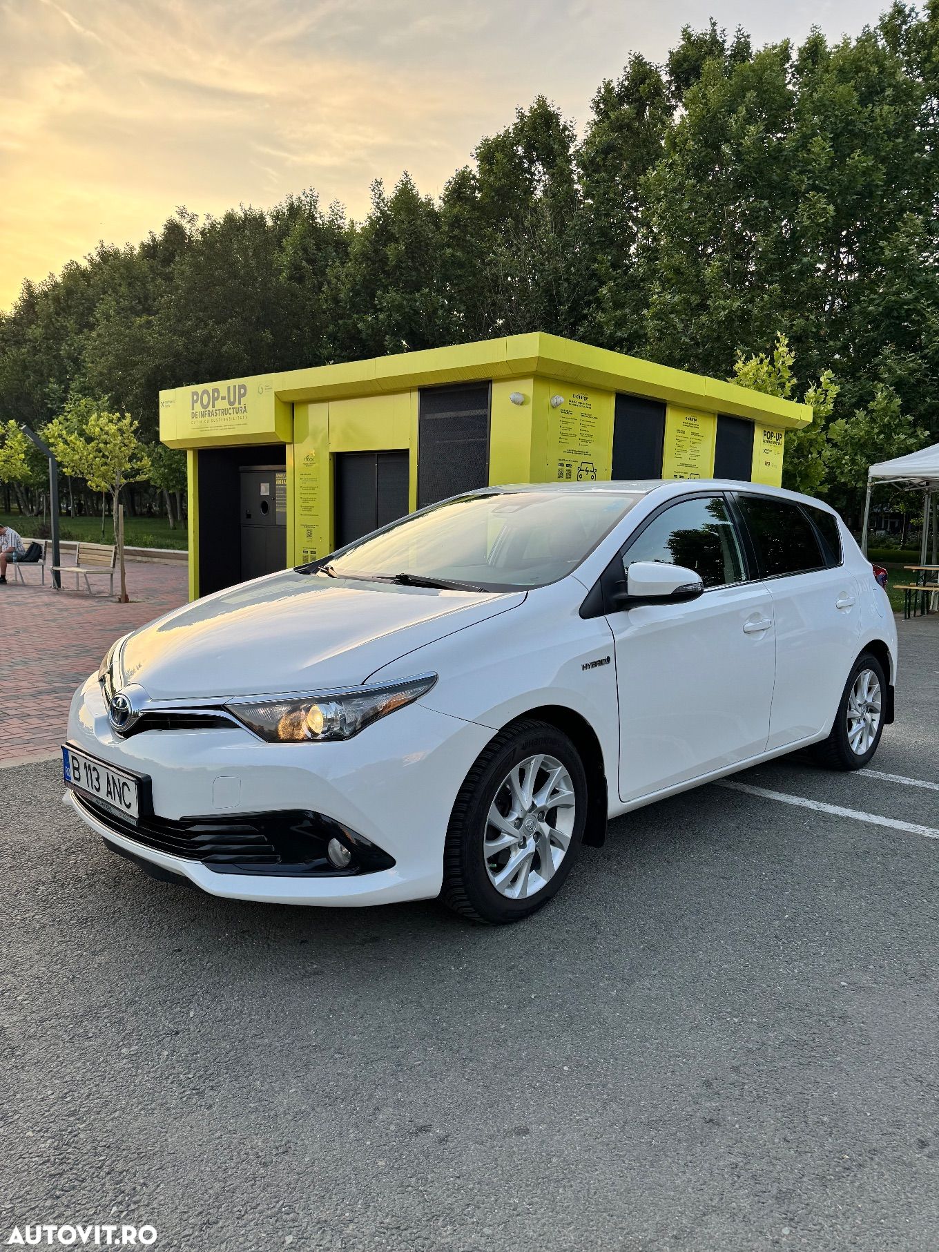 Toyota Auris 1.8 L VVT-i Hybrid Sol - 1