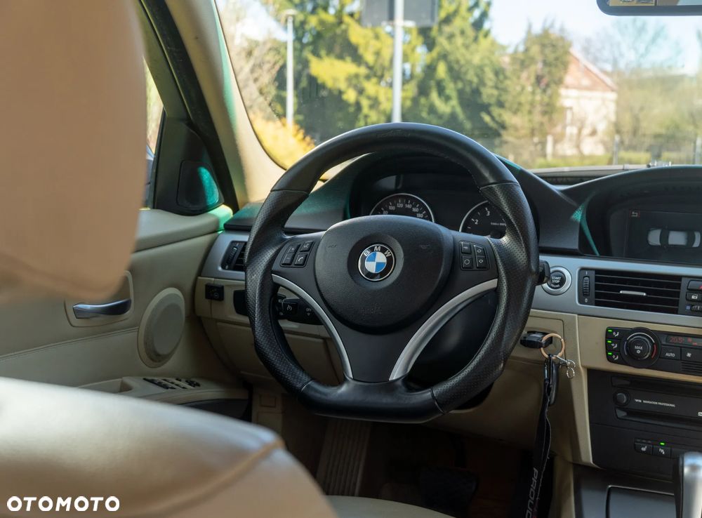 BMW Seria 3 330i - 12