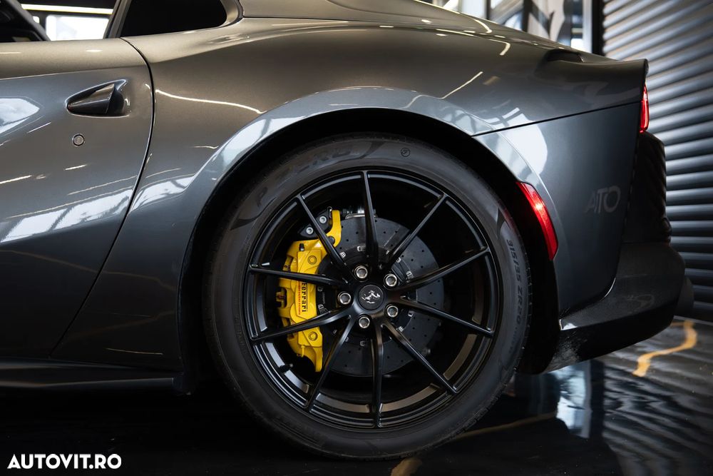 Ferrari 812 - 12