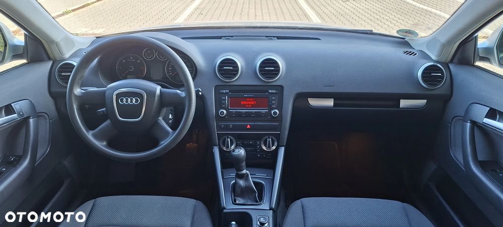 Audi A3 Sportback 1.6 TDI DPF Ambiente - 8