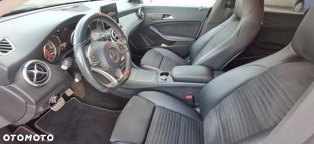 Mercedes-Benz CLA 220 4-Matic - 12