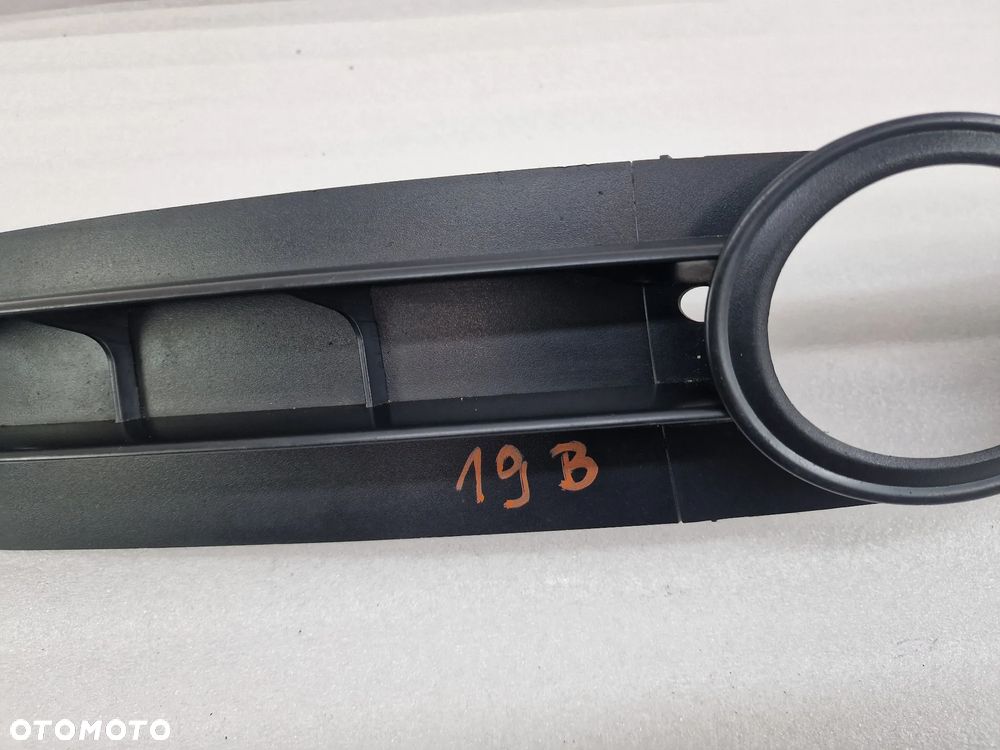 AUDI A6 C6 04- PRAWA KRATKA BOCZNA ZDERZAKA PRZEDNIEGO PRZÓD , NR 4F0807682A / 4F0807681A , NR AUKCJI E/19 - 10