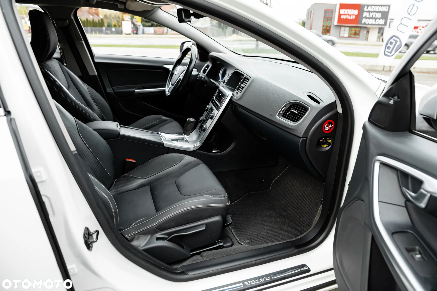 Volvo V60 D5 AWD R-Design - 36