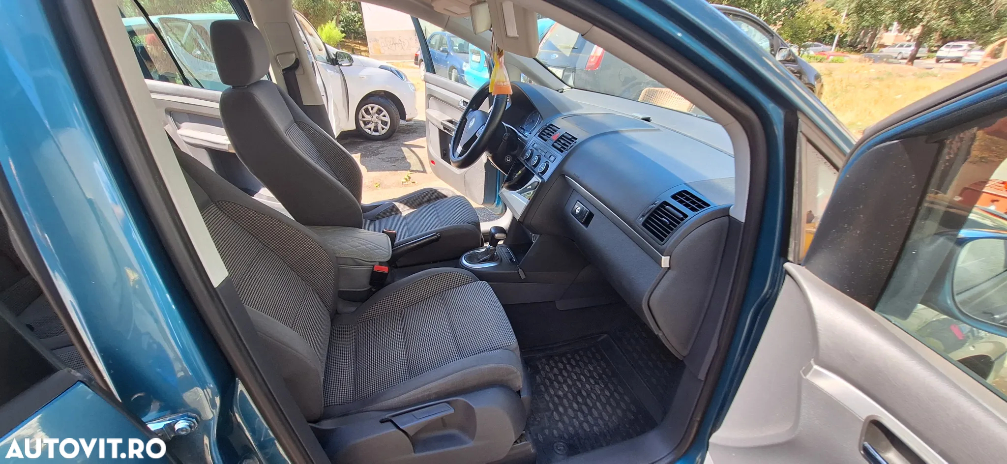 Volkswagen Touran - 11