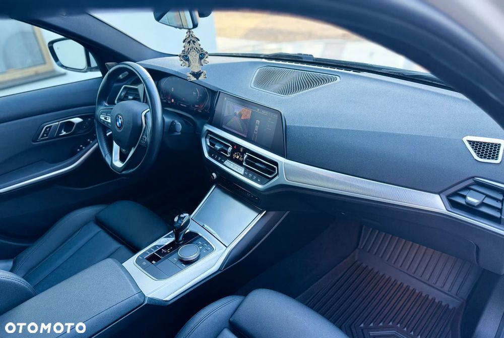 BMW Seria 3 330i xDrive M Sport - 9