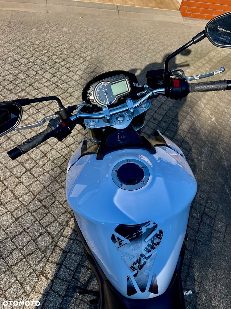 Suzuki GSR - 3