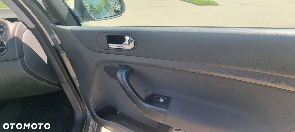 Volkswagen Golf Plus 1.6 FSI Comfortline - 19