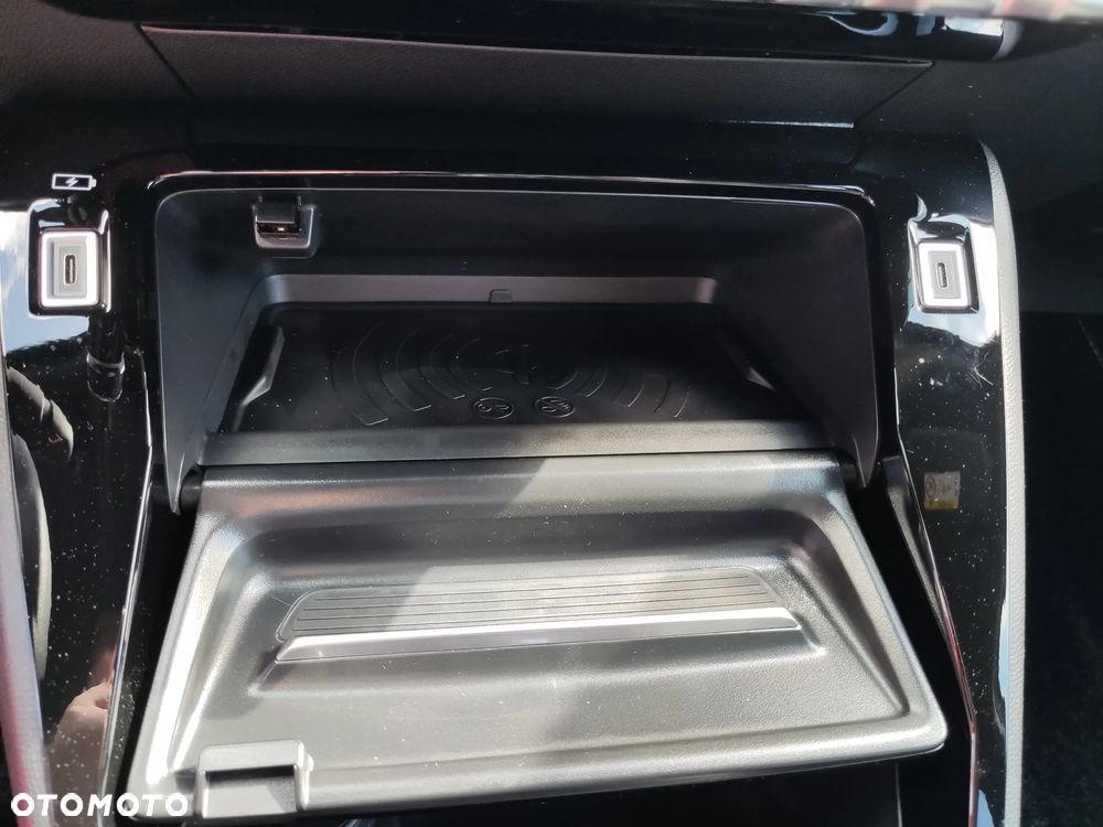 Peugeot 2008 Hybrid 145 e-DSC GT - 17