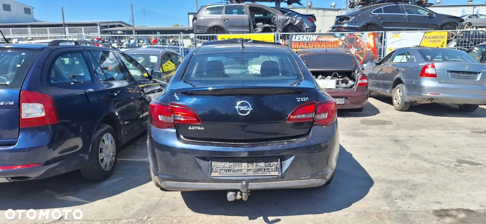 Opel Astra J Sedan Hak Holowniczy Tył Tylny