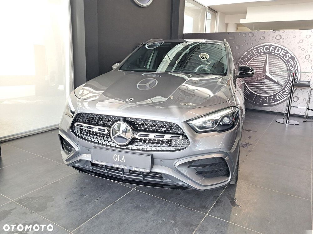 Mercedes-Benz GLA - 12