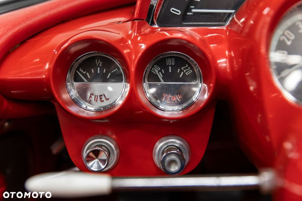 Chevrolet Corvette - 25