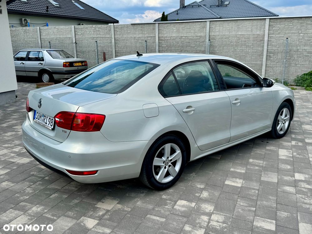 Volkswagen Jetta - 4