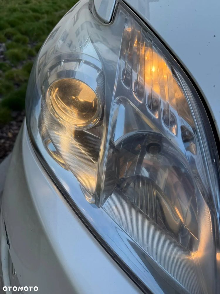 Toyota Prius (Hybrid) - 18