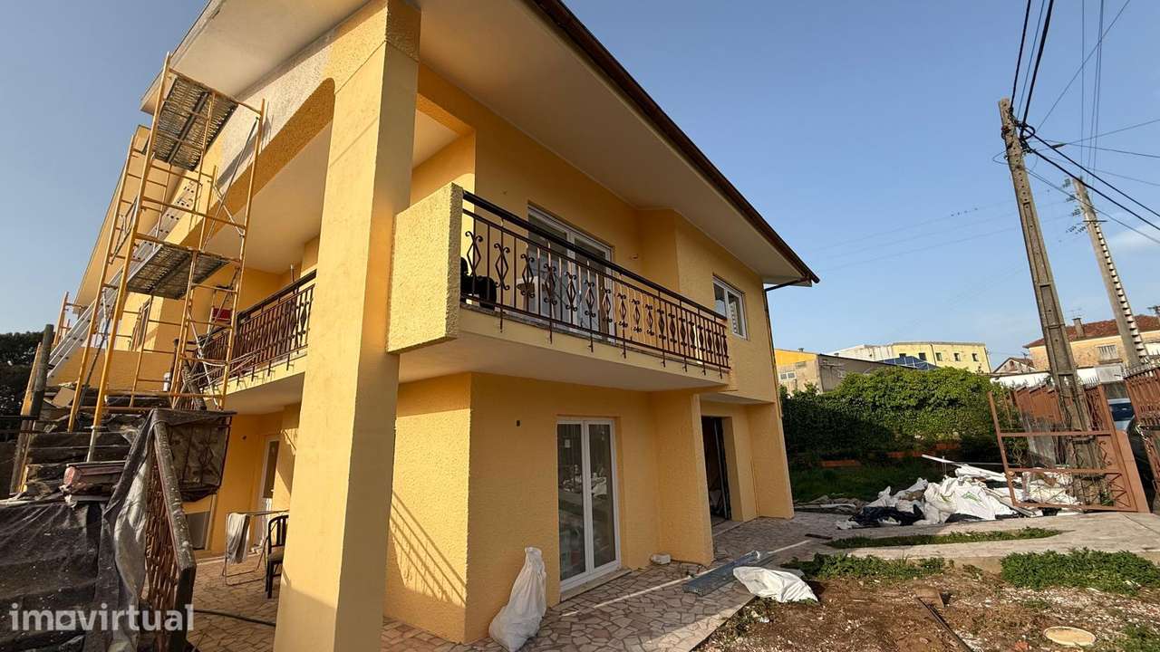 Moradia T3 em remodelação, com 4 frentes  em Sta Maria de Lamas . - Grande imagem: 3/17