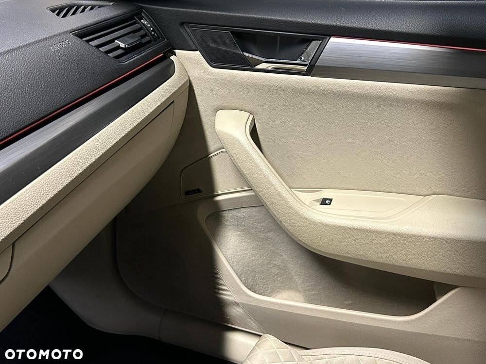 Skoda Superb 2.0 TDI SCR Style DSG - 35