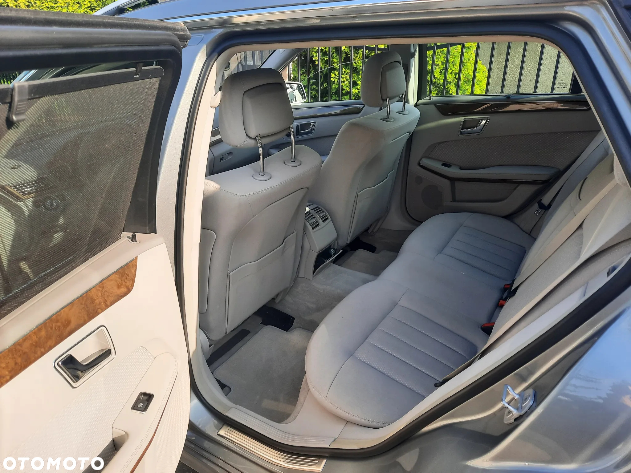 Mercedes-Benz Klasa E 250 T CGI BlueEFFICIENCY 7G-TRONIC - 26