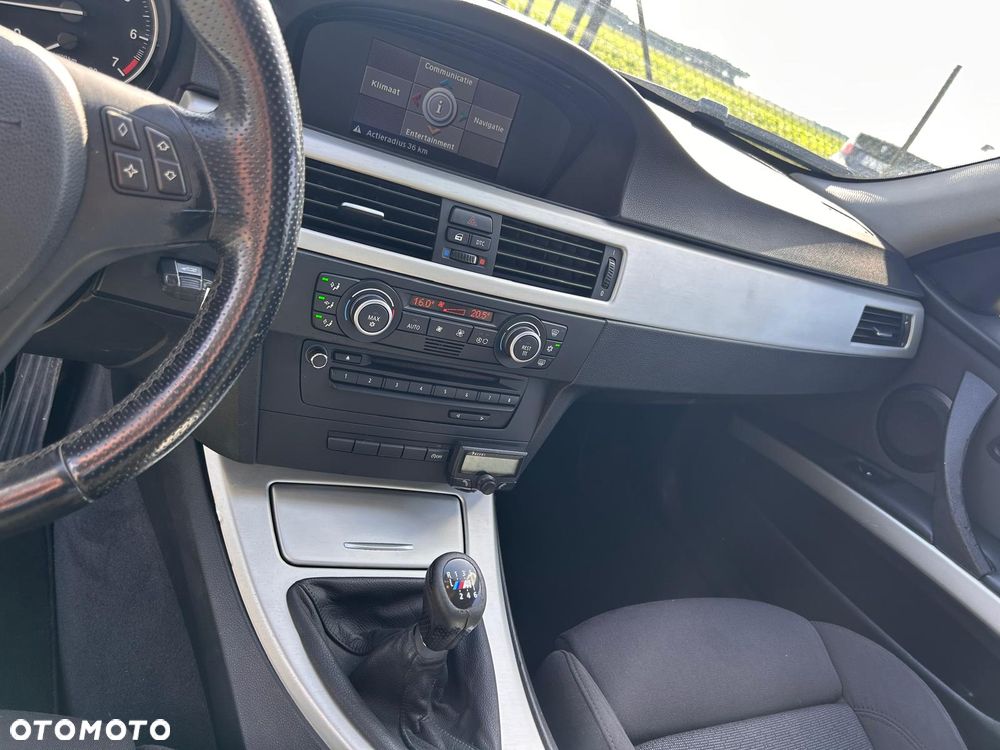 BMW Seria 3 318i Edition Sport - 14