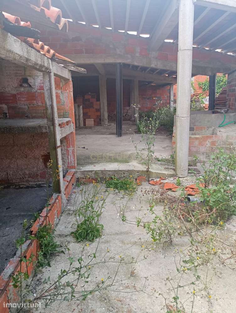 Moradia T3 para recuperação em Moita ,Marinha Grande - Grande imagem: 2/11