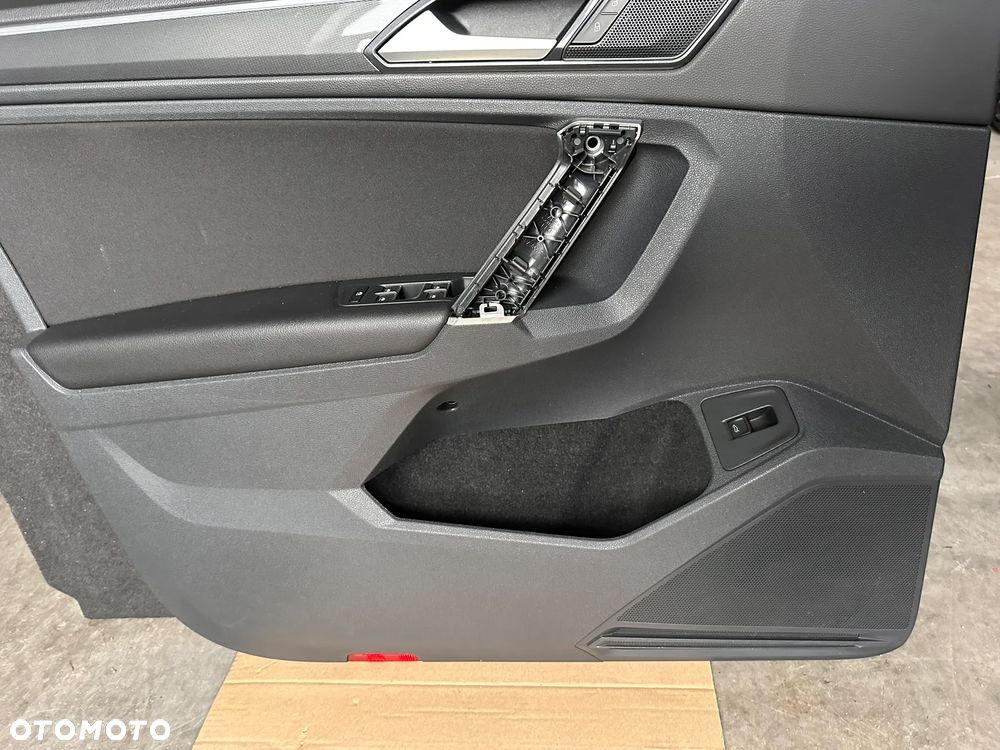 Tapicerka boczek drzwi lewy przód Vw Tiguan 5NA - 6