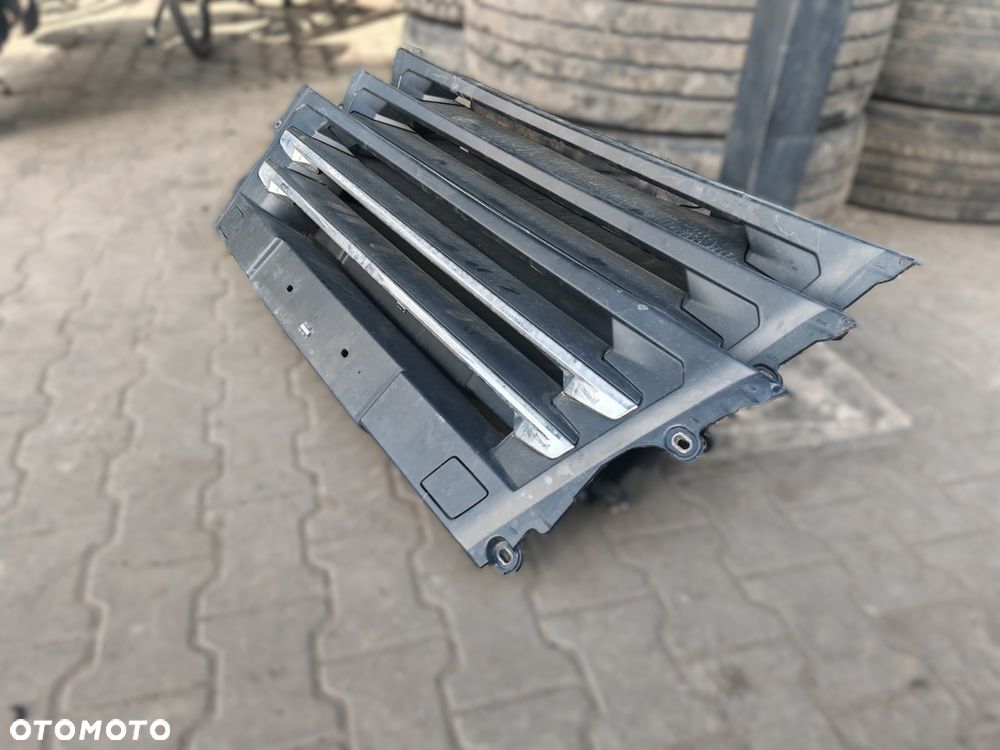 GRILL ATRAPA ŚRODKOWA ZDERZAKA MAN TGX E6 LIFT - 3