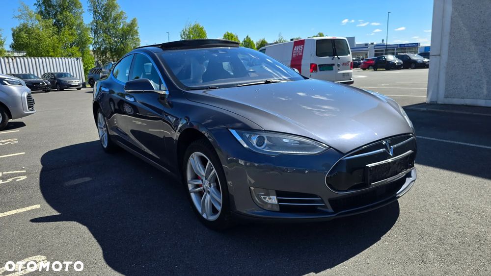 Tesla Model S D Performance - 8