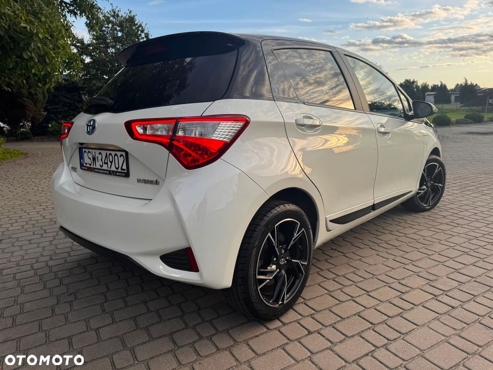 Toyota Yaris Hybrid 100 Selection - 13