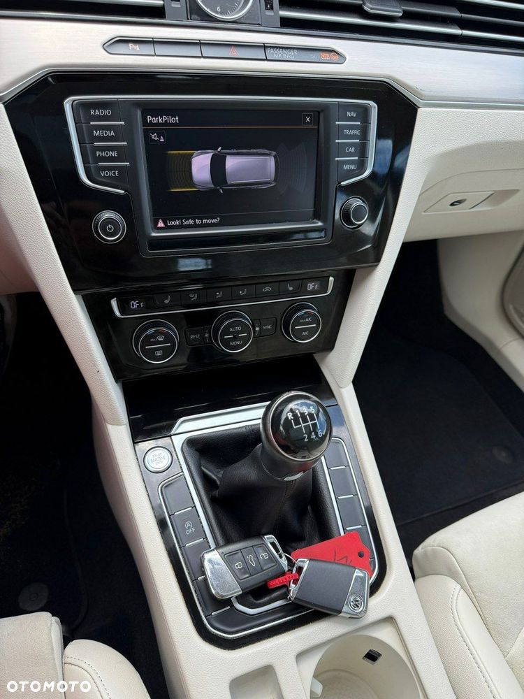 Volkswagen Passat - 11