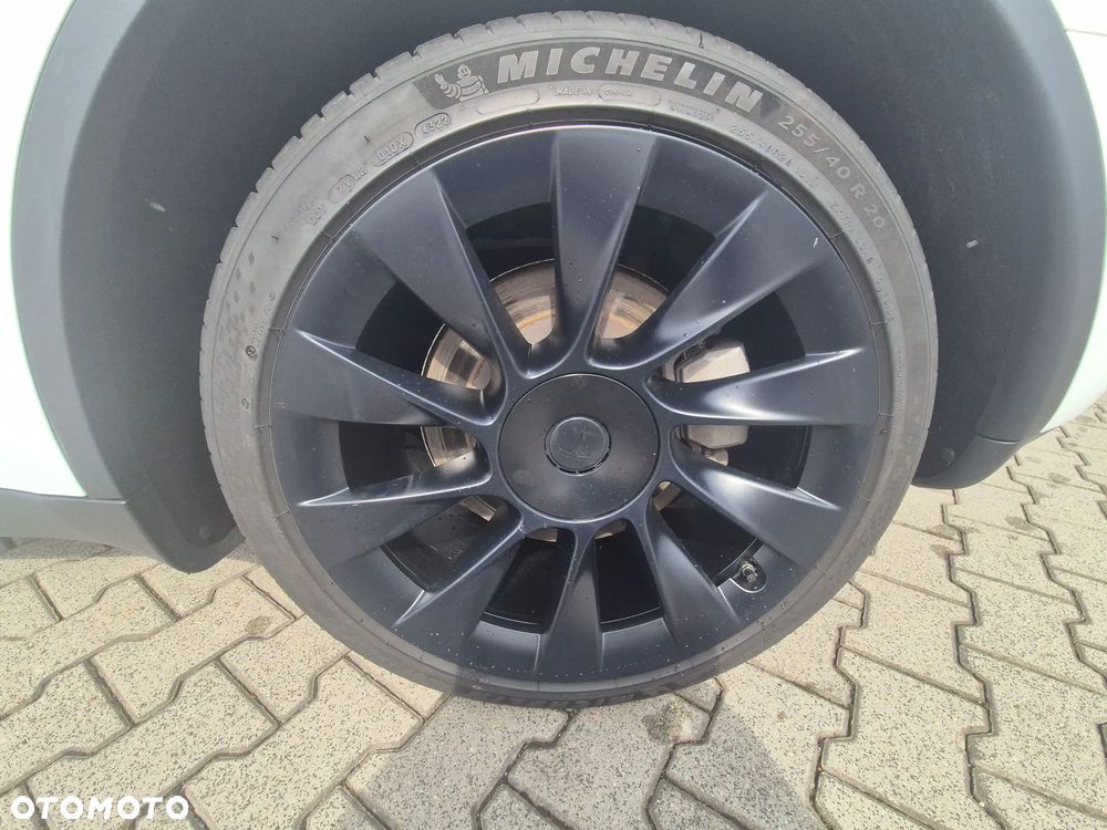 Tesla Y Long Range AWD - 14