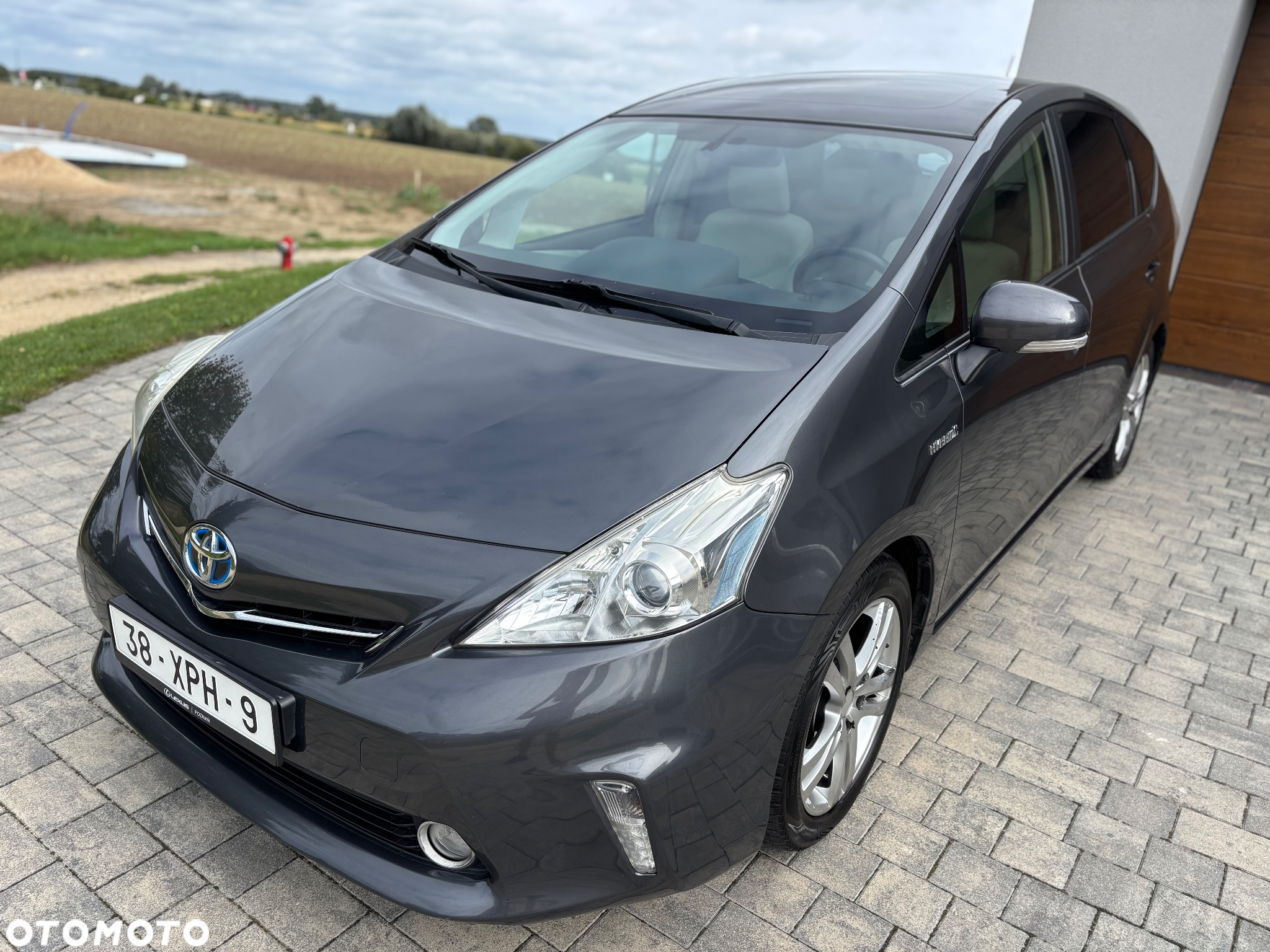Toyota Prius+ (Hybrid) Life - 14