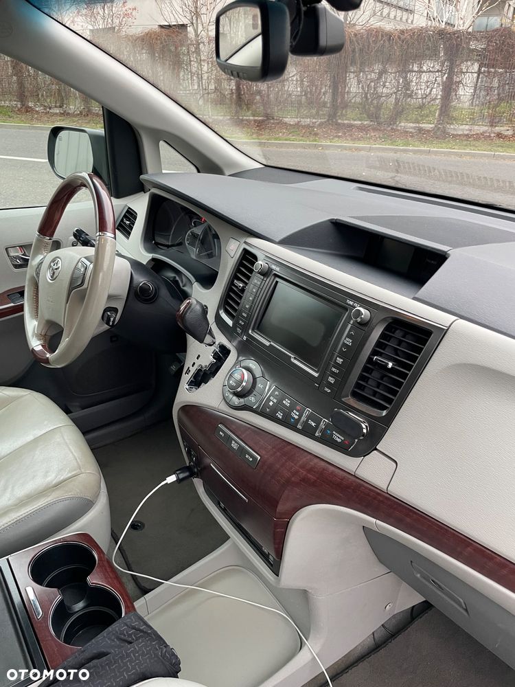 Toyota Sienna 3.5 XLE AWD - 14