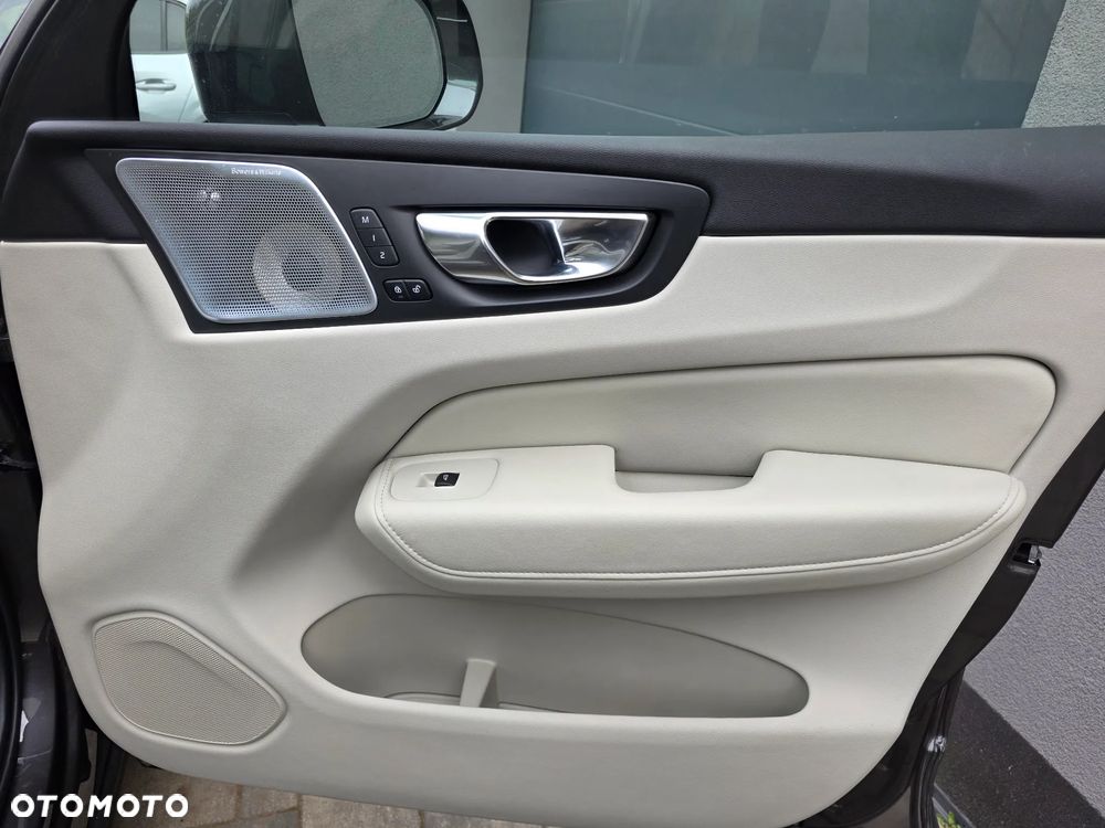 Volvo XC 60 T8 Plug-In Hybrid AWD Ultra Bright - 19