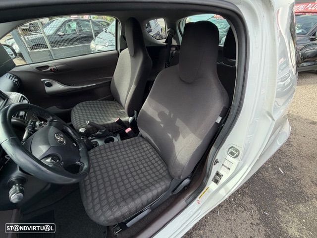 Toyota iQ 1.0 + - 16