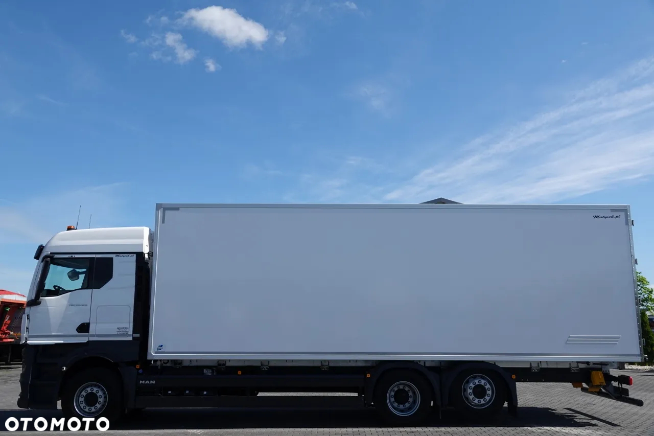 MAN TGX 26.520 / 6x2 / CHŁODNIA -8,6 M / AGREGAT THERMO KING T-1000R / 2025 R / OŚ PODNOSZONA / FABRYCZNIE NOWY - 8