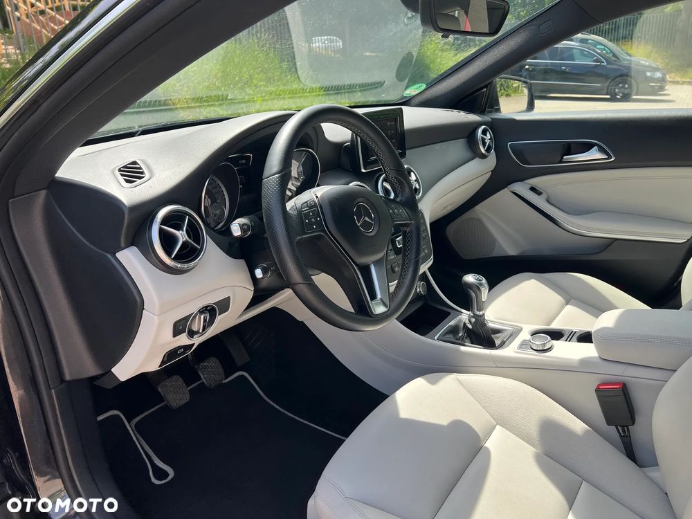 Mercedes-Benz CLA 200 Urban - 9