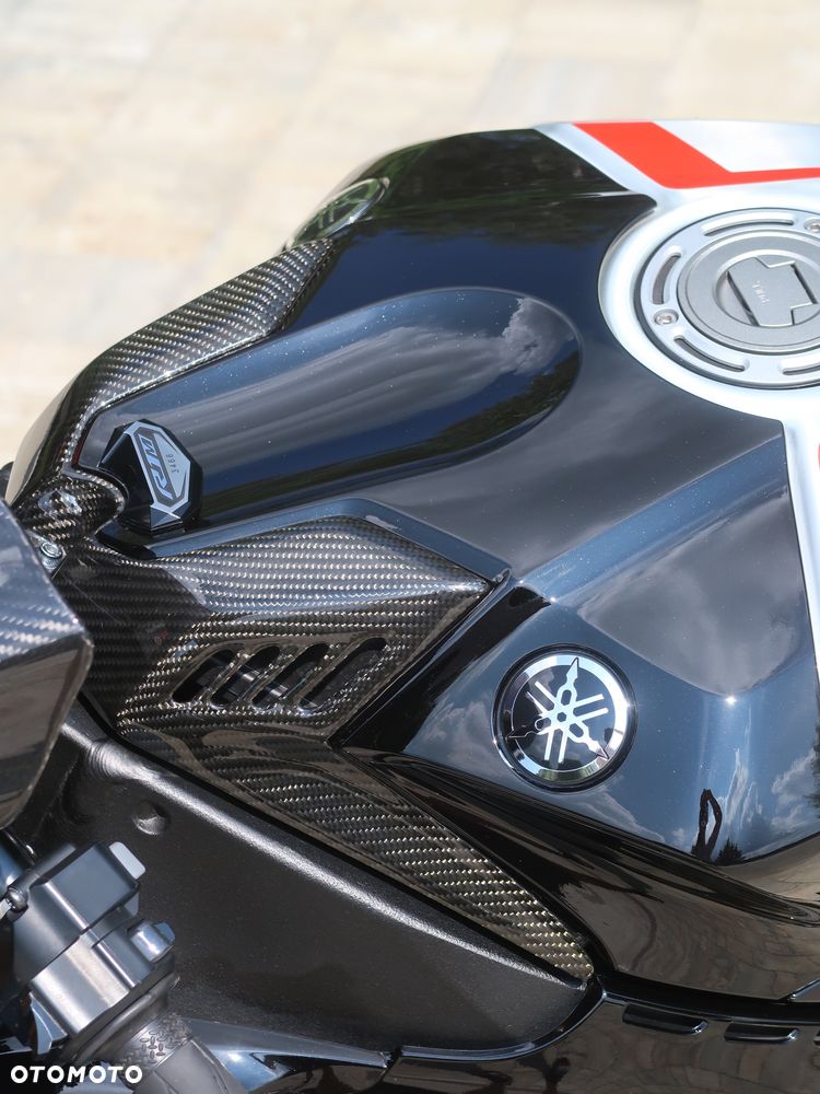Yamaha R1 - 17