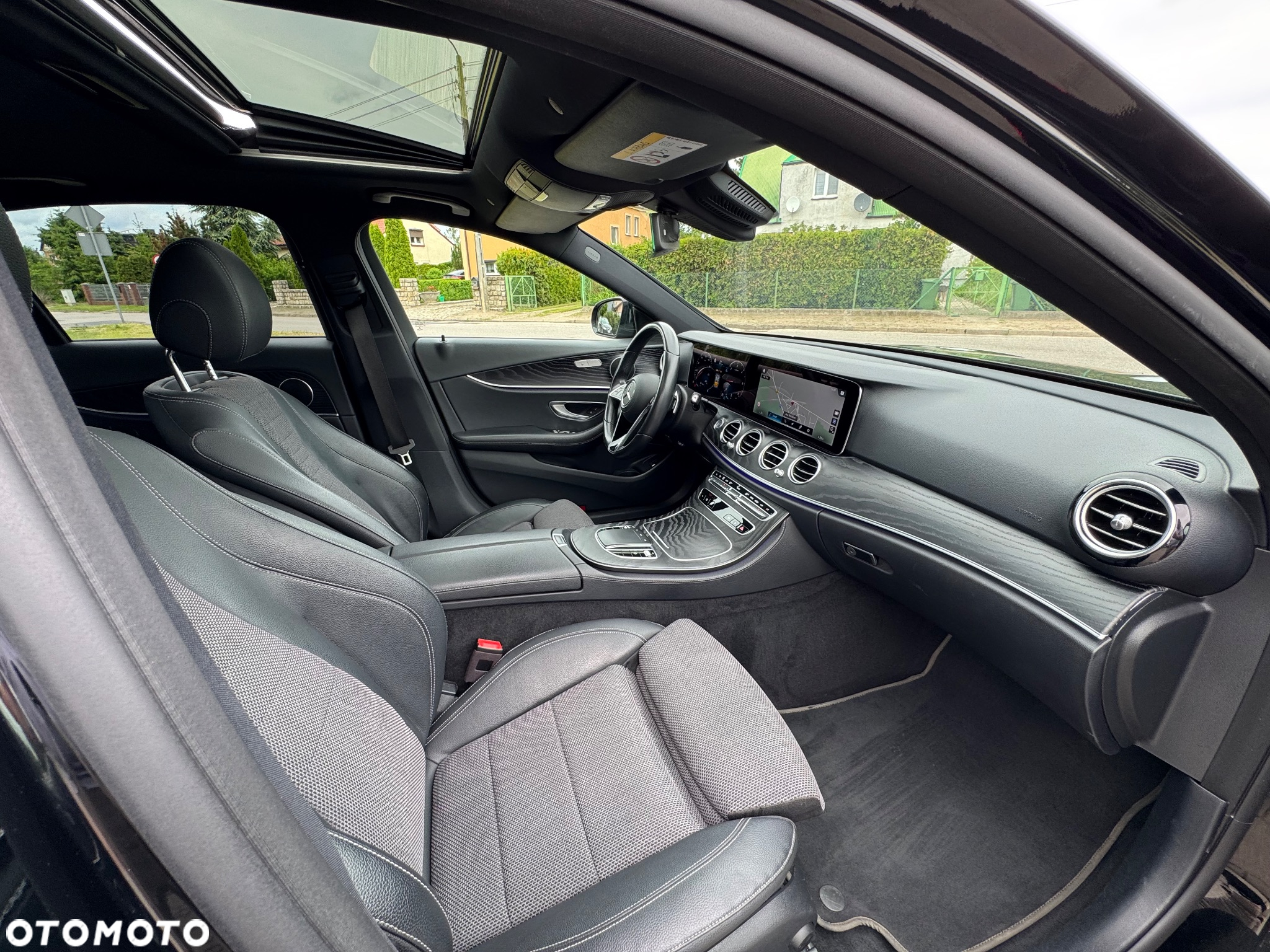 Mercedes-Benz Klasa E 220 d 4Matic T 9G-TRONIC Avantgarde - 27