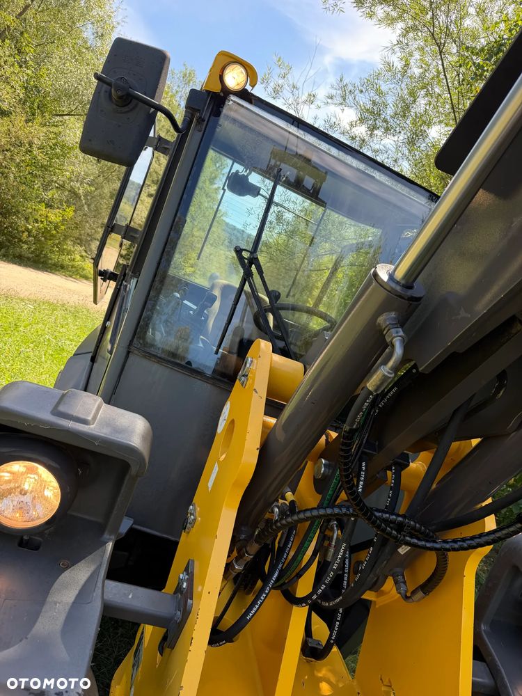 Mecalac AX1000 Ładowarka kołowa łamana 6,5 tony. Udźwig około 3 tony. 2017 rok.  Jak Nowa! Oryginał łyżka KROKODYL otwierana i widły. Mocny silnik DEUTZ 4 cylindry DEUTZ. Zero luzów i wycieków. Aktualne Badania DEKRA BMWT. Wielka Okazja. Maszyna jak nowa z Salonu. 2900 mtg. Pochodzi z Norweskiego urzędu gminy. Dodatkowe linie Hydrauliczne. Szybka wolna Jazda Rewers Hydrostatic. Wersja Norweska Mocne doświetlenie dodatkowe grzanie. kabina Ogrzewana wentylowana! Zmiana Osprzętu Hydrauliczna! pełne sterowanie z dżojstika! Podzespoły pompy suche, czytelne tabliczki! OKAZJA - 11
