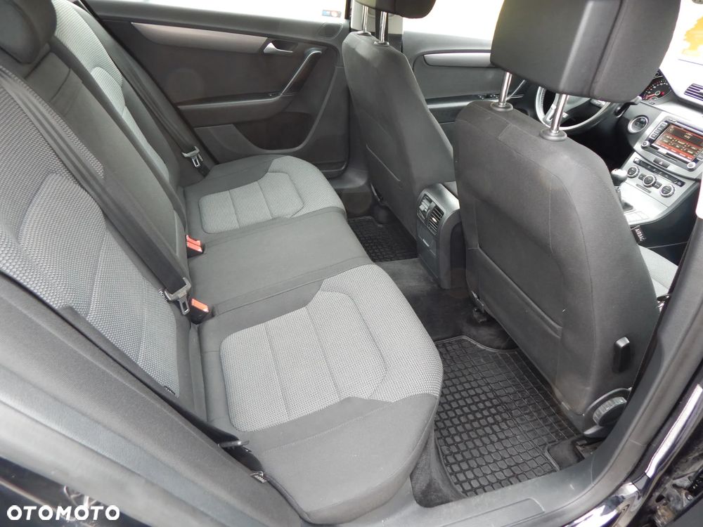 Volkswagen Passat - 12