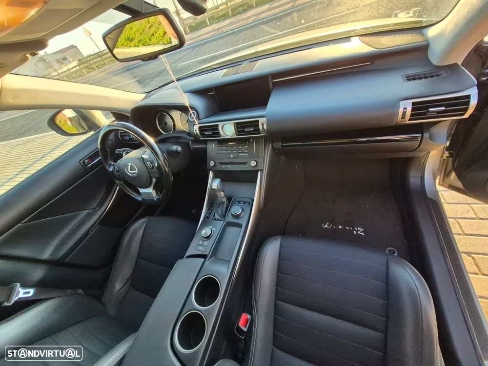 Lexus IS 300H Executive - 30