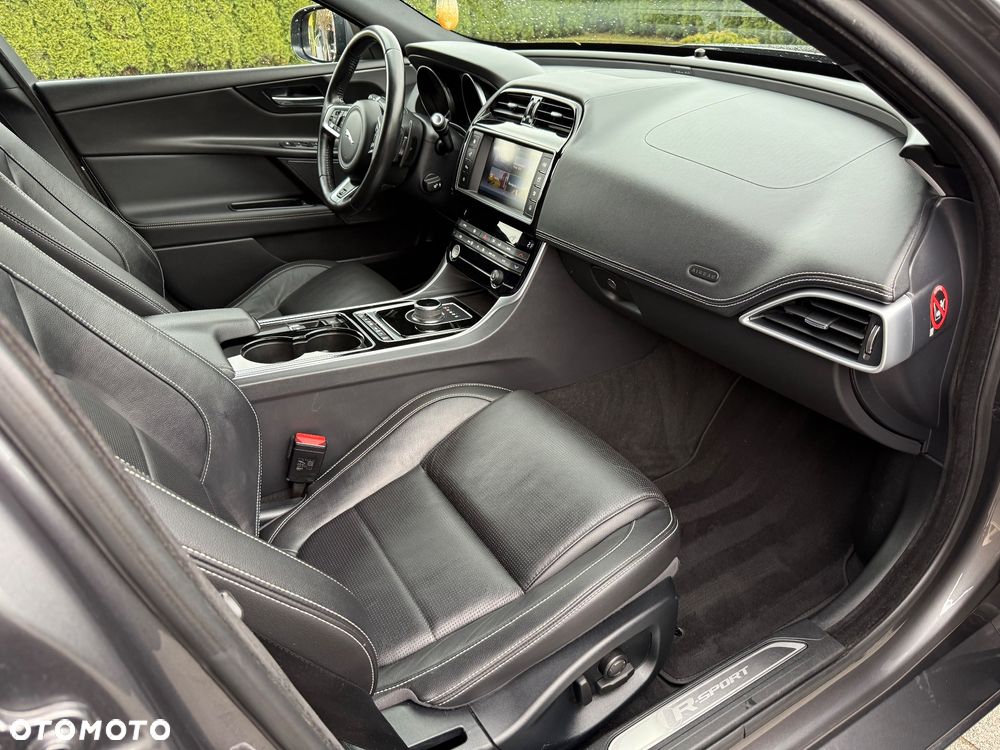 Jaguar XE 20d AWD R-Sport - 35