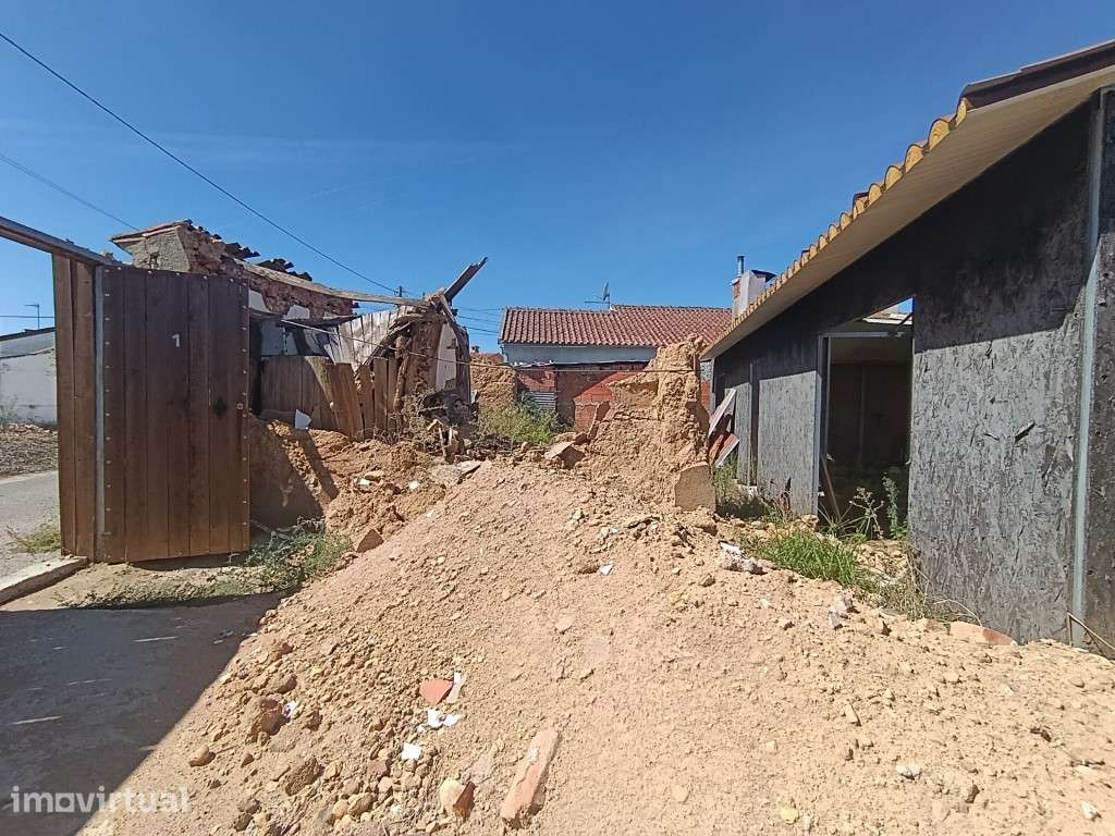 Terreno com moradia em ruinas - Grande imagem: 4/6