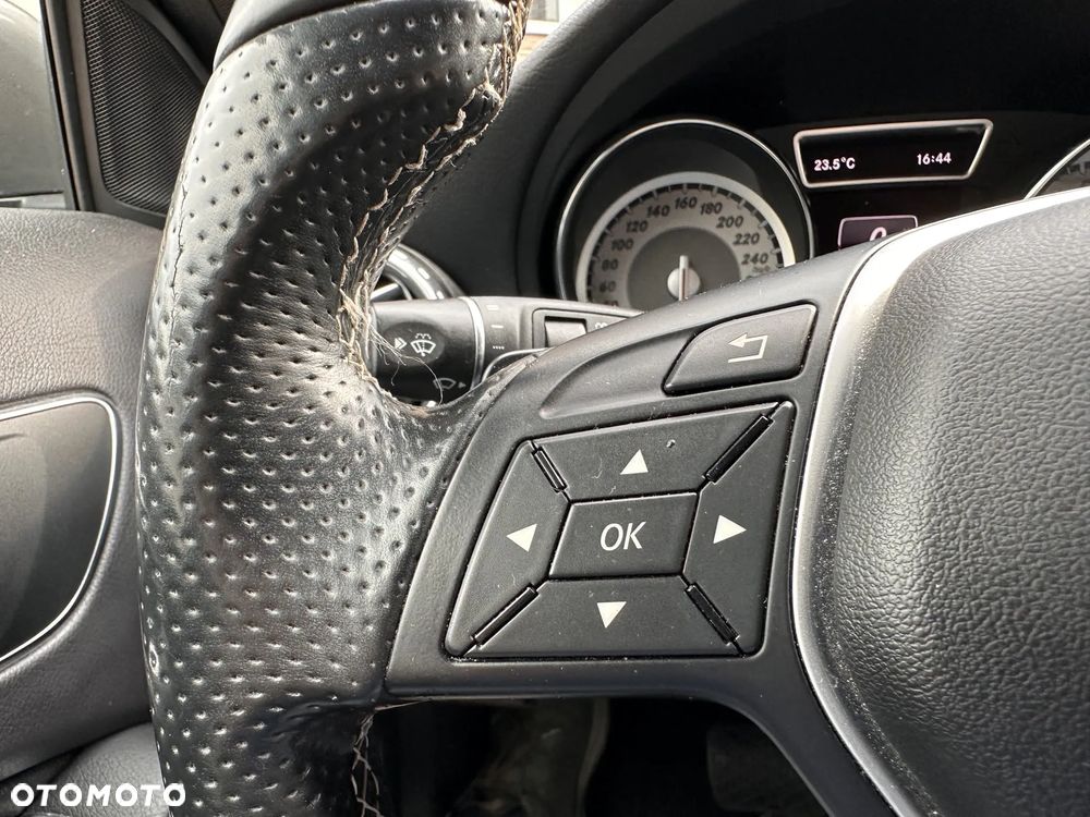 Mercedes-Benz GLA 200 7G-DCT - 23