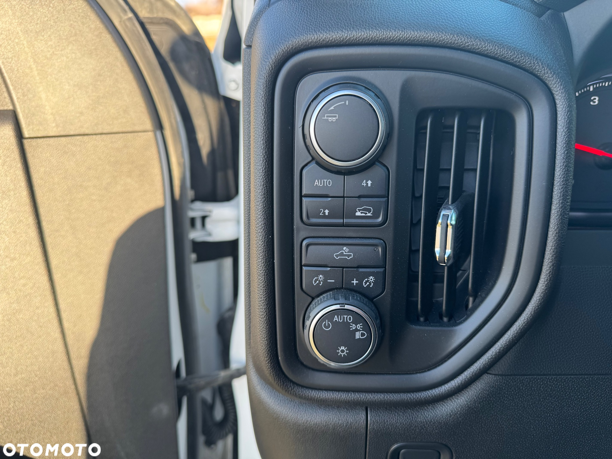 Chevrolet Silverado - 28