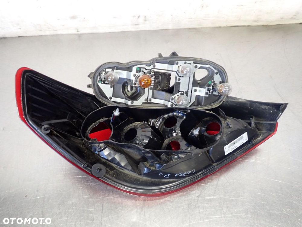 LAMPA PRAWA TYLNA DYMIONA OPEL CORSA D 89316522 - 8