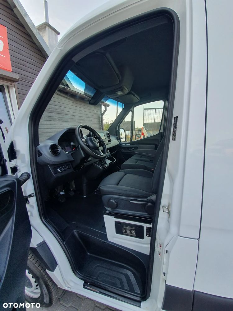 Mercedes-Benz Sprinter - 11