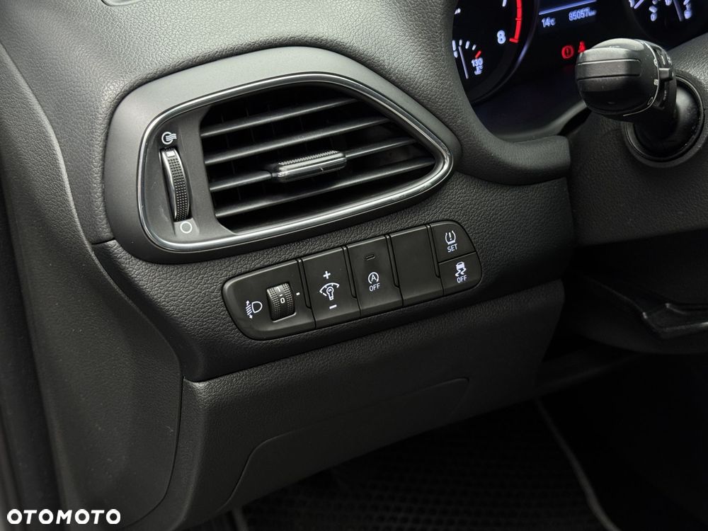 Hyundai i30 1.5 DPI Classic + - 23