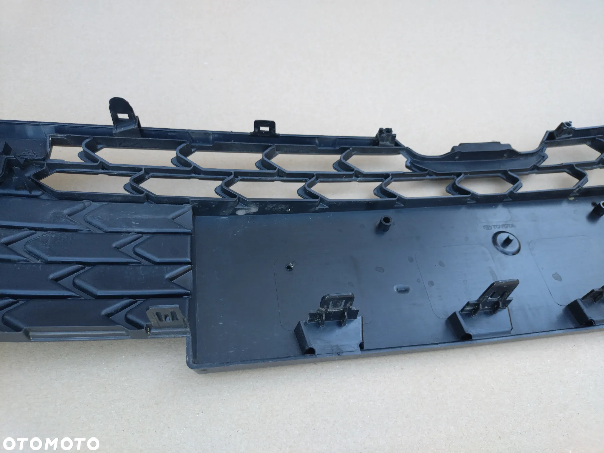 TOYOTA COROLLA E21 LIFT 23- 53112-02E20 / 30 KRATKA GÓRNA W ZDERZAK PRZÓD! ORYGINAŁ! - 10